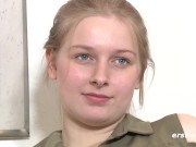 Ersties - Ginny erreicht einen beglückenden Höhepunkt mit einem riesigen Doppeldildo 15/16