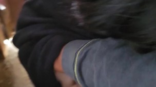 espero a mi hermanastra ene l baño para poder cogermela y no nos cachen