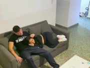 Lo encuentro mirando una pelicula y me invita a ver con el