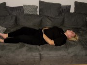 Selbstbefriedigung masturbieren Couch multiple orgasmen stöhnen zittern zucken Fingern Klitoris 10/16