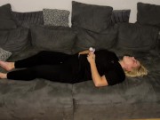 Selbstbefriedigung masturbieren Couch multiple orgasmen stöhnen zittern zucken Fingern Klitoris 11/16