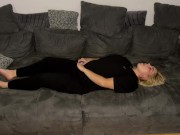 Selbstbefriedigung masturbieren Couch multiple orgasmen stöhnen zittern zucken Fingern Klitoris 12/16