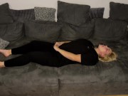 Selbstbefriedigung masturbieren Couch multiple orgasmen stöhnen zittern zucken Fingern Klitoris 13/16