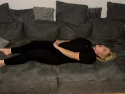 Selbstbefriedigung masturbieren Couch multiple orgasmen stöhnen zittern zucken Fingern Klitoris 14/16