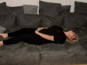 Selbstbefriedigung masturbieren Couch multiple orgasmen stöhnen zittern zucken Fingern Klitoris 15/16