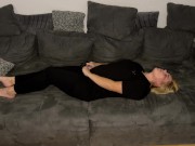 Selbstbefriedigung masturbieren Couch multiple orgasmen stöhnen zittern zucken Fingern Klitoris 16/16