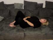 Selbstbefriedigung masturbieren Couch multiple orgasmen stöhnen zittern zucken Fingern Klitoris 2/16