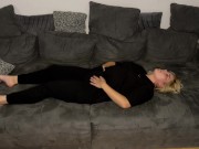 Selbstbefriedigung masturbieren Couch multiple orgasmen stöhnen zittern zucken Fingern Klitoris 3/16