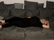 Selbstbefriedigung masturbieren Couch multiple orgasmen stöhnen zittern zucken Fingern Klitoris 4/16