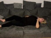 Selbstbefriedigung masturbieren Couch multiple orgasmen stöhnen zittern zucken Fingern Klitoris 5/16