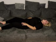 Selbstbefriedigung masturbieren Couch multiple orgasmen stöhnen zittern zucken Fingern Klitoris 6/16