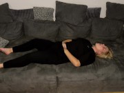 Selbstbefriedigung masturbieren Couch multiple orgasmen stöhnen zittern zucken Fingern Klitoris 7/16