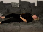 Selbstbefriedigung masturbieren Couch multiple orgasmen stöhnen zittern zucken Fingern Klitoris 8/16