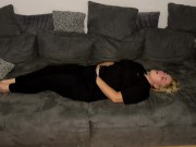 Selbstbefriedigung masturbieren Couch multiple orgasmen stöhnen zittern zucken Fingern Klitoris 9/16