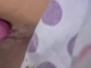 Joven latina masturbándose