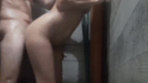 En secreto en el baño de un hostel, Squirt y acabada en la ducha