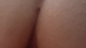 Возбужденная школьница-кошка получает под хвост