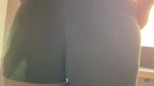 Sexy bayerisches Mädchen zieht ihre Yoga Pants runter und zeigt ihren heißen Arsch im Tanga