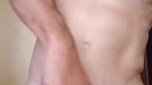 LATEJANTE DURO PULSANDO GRANDE GALO DISPARA UM CUMSHOT MASSIVO GEMENDO ALTO EMPURRANDO E GOZANDO