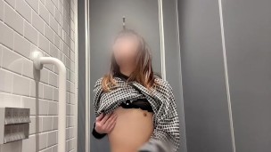 JP/突然、駅で興奮したメスガキは必死にオナニします