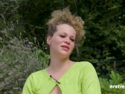 Ersties - Heißer Orgasmus mit der schwangeren Helena auf dem Rasen im Garten 15/16