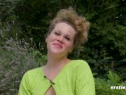 Ersties - Heißer Orgasmus mit der schwangeren Helena auf dem Rasen im Garten 16/16