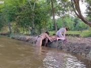 Sexo ao ar livre tomando banho de sol a beira do rio botei duas gostosas pra mamar e torei as duas g