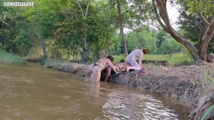 Sexo ao ar livre tomando banho de sol a beira do rio botei duas gostosas pra mamar e torei as duas g