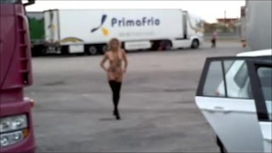 Pornsonick se exhibe en la gasolinera y en el parking camiones