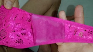 INFIEL CHUPANDO BRAGAS MOJADAS ROSA, SUMISA, PRIMER PLANO