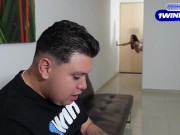 PLOMERO SE FOLLA EN LA COCINA  A LA ESPOSA DEL HOMBRE QUE LO CONTRATÓ-JACOB NEWMAN-PARTE 2 4/16