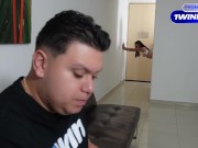 PLOMERO SE FOLLA EN LA COCINA  A LA ESPOSA DEL HOMBRE QUE LO CONTRATÓ-JACOB NEWMAN-PARTE 2 5/16