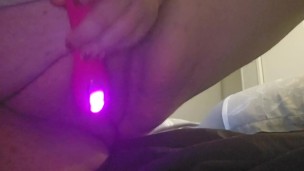 BBW PLAYS WITH PUSSY ON THE BED 💋