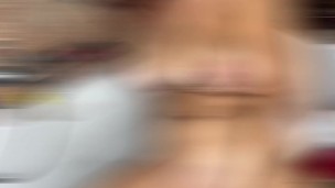 Strip-tease et masturbation dans le bain