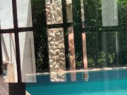 Mis vecinas cachondas se están duchando en el patio. Debo ir allí para verlo de cerca 1/16