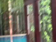 Mis vecinas cachondas se están duchando en el patio. Debo ir allí para verlo de cerca 3/16