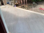 Mis vecinas cachondas se están duchando en el patio. Debo ir allí para verlo de cerca 5/16