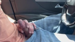Je me masturbe en voiture et grosse ejaculation en extérieur! 🍆💦
