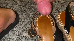 Dopo una lunga serata si toglie i sandali e vuole che gli sborro tutti per il giorno dopo 👡🤤