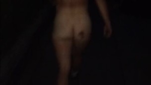 Nagi spacer koło domu, cała naga w mieście !!. Czy ktoś mnie zobaczy?. :)