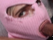 Cette pute se fait attacher et enfoncer une queue dans le bouche !!! 14/16