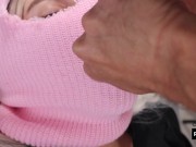 Cette pute se fait attacher et enfoncer une queue dans le bouche !!! 15/16