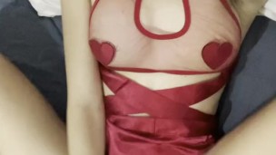 Latina se fantasia de diabinha e fode seu dildo gemendo gostoso