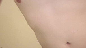 Subiendo las escaleras para la habitación del hotel