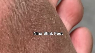 Pissing in my Dirty Feet! Golden shower and mud fetish.