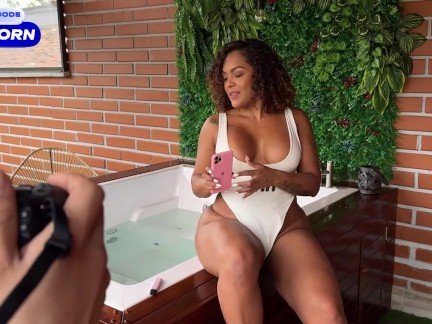 Fotografo suertudo se folla a una caliente Ebony Milf de tetas grandes - Carla Morelli