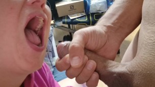 Se corre 3 veces en mi boca y el me graba.