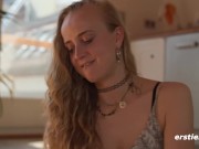 Ersties - Heiße Körpersilhouette in Latexbody und Höhepunkt mit Glasdildo 12/16