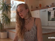 Ersties - Heiße Körpersilhouette in Latexbody und Höhepunkt mit Glasdildo 15/16