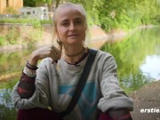 Ersties - Heiße Körpersilhouette in Latexbody und Höhepunkt mit Glasdildo 4/16